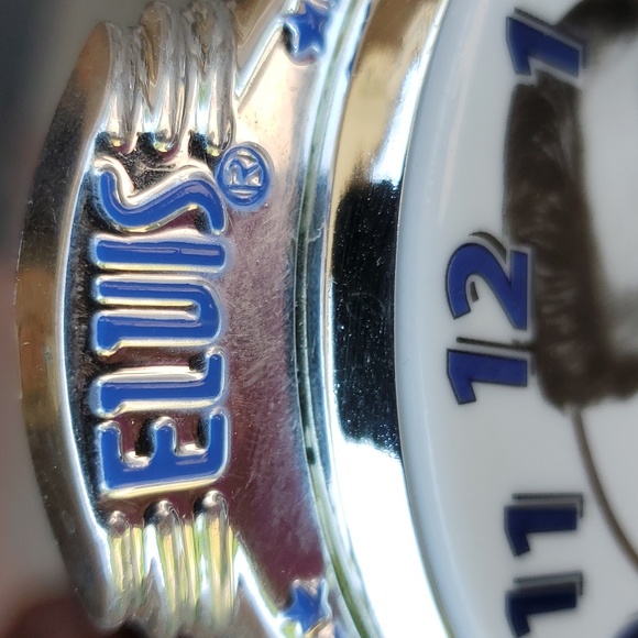 Kitchy Elvis clock with spinning guitars - Picture 12 of 12